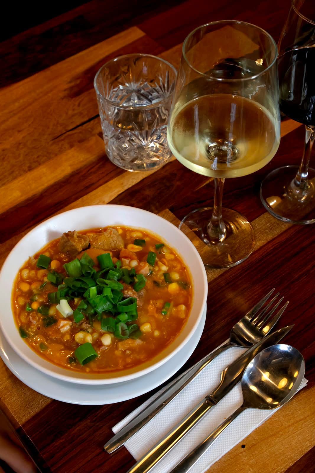 Locro con vinos de la vinoteca Babcia
